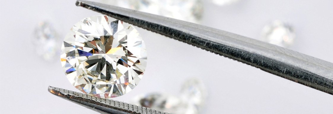 Beim Diamantankauf durch Digosi betrachten wir Diamanten mit der Lupe und graduieren ihn nach den 4'Cs.